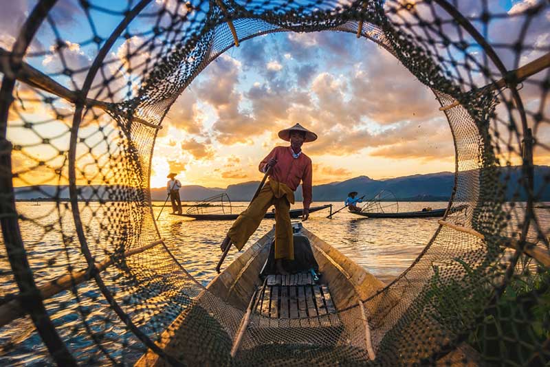 La pêche avec une jambe au lac Inle