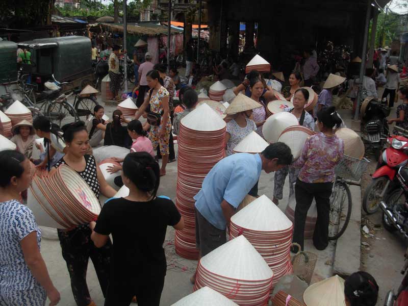 marche des chapeaux coniques du village Chuong