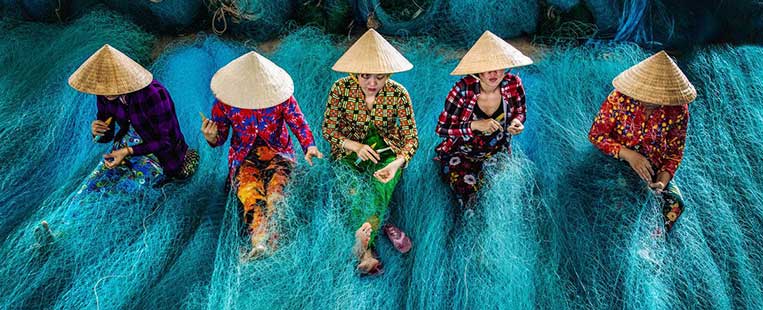 les femmes vietnamiennes au chapeau conique