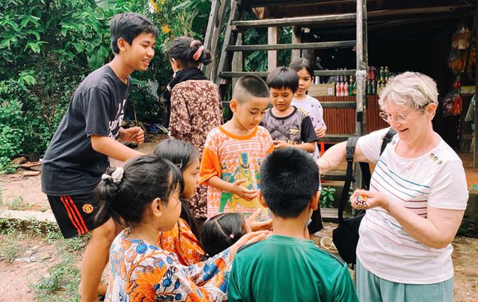 Douce rencontre de Manuel avec des enfants locaux au delta du Mékong - juin 2025