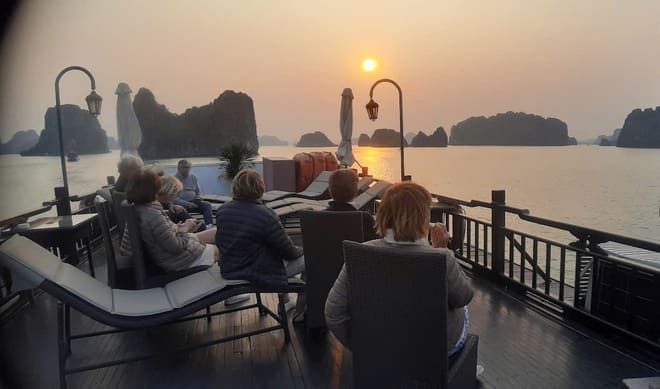 Profiter du coucher du soleil sur la baie dHalong - Avril 2025