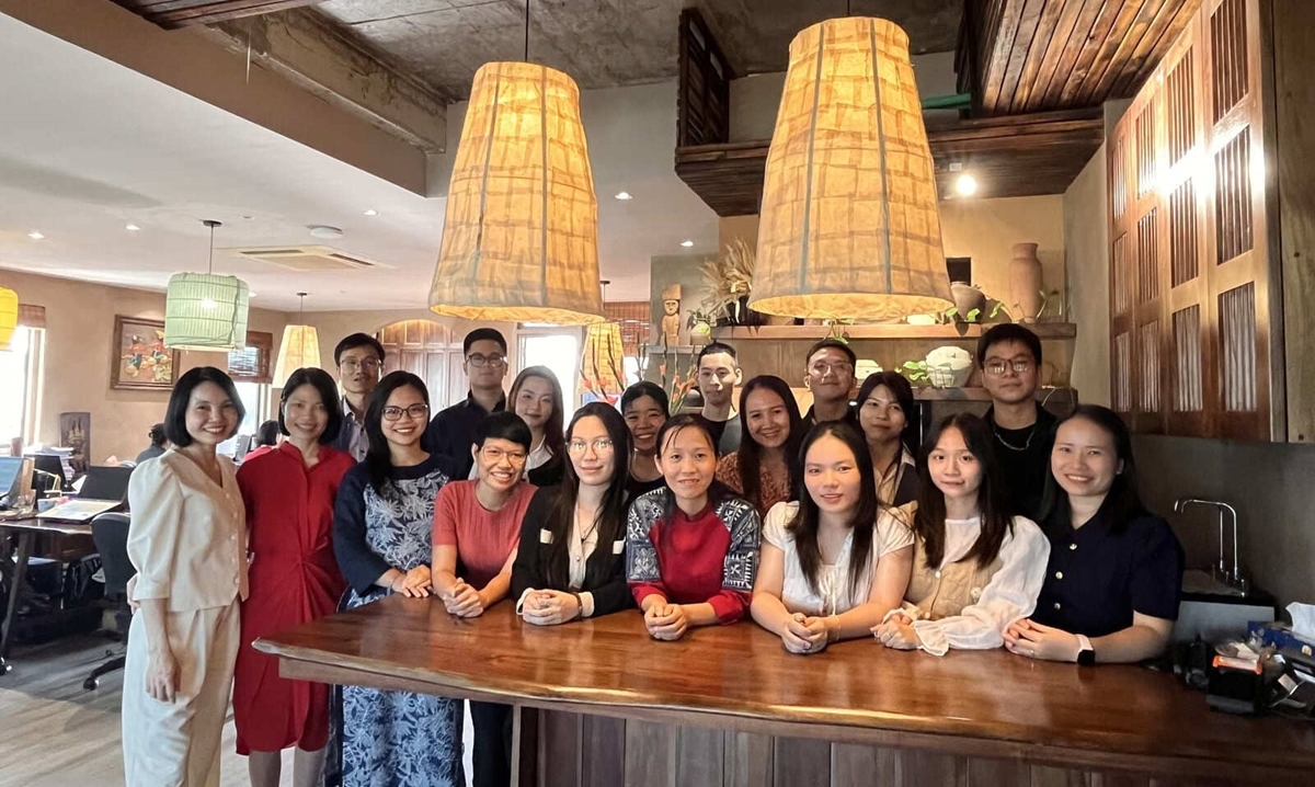 Équipe dans les locaux de l’agence