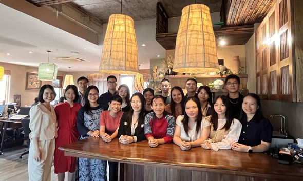 Équipe dans les locaux de l’agence