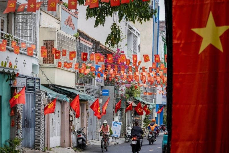 VIETNAM – Les rues s’embrasent de rouge à loccasion de La Journée de la Réunification