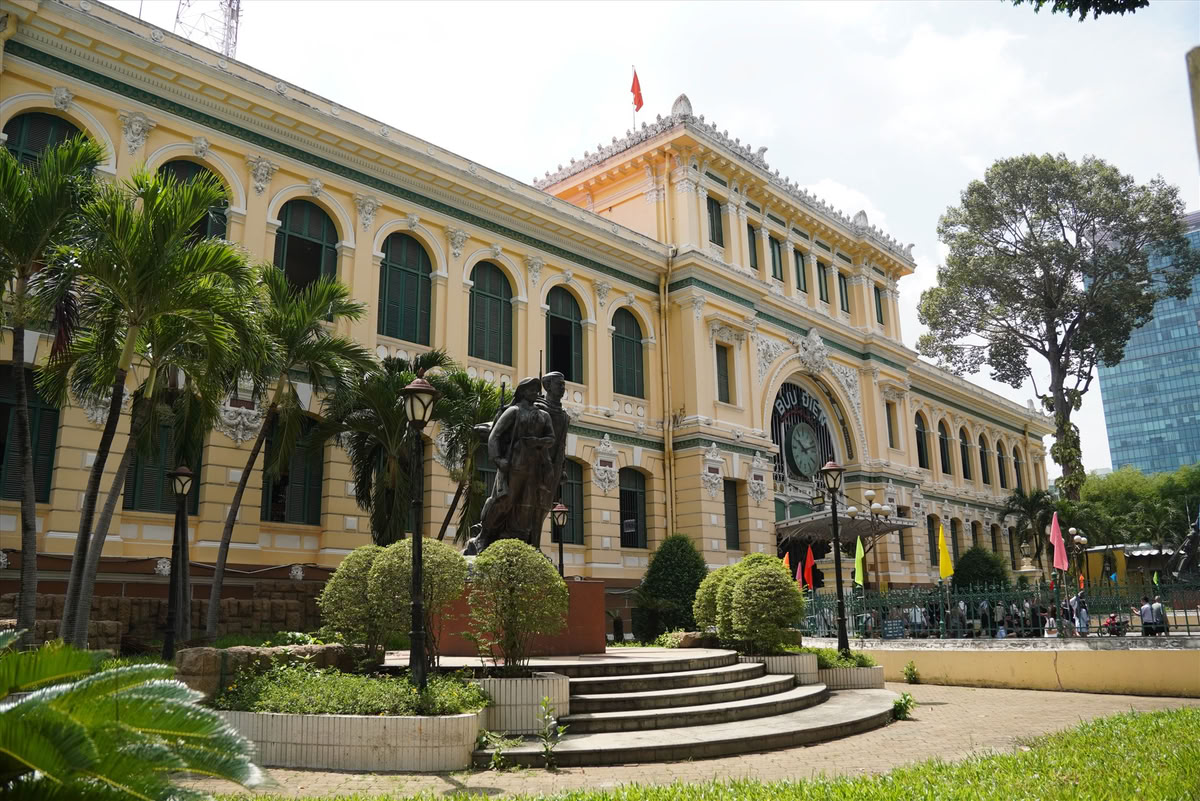Poste centrale de Saigon : horaires, histoire, avis 2026