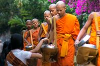 Quest-ce que le Tak Bat ? Pourquoi les moines le pratiquent-ils ?