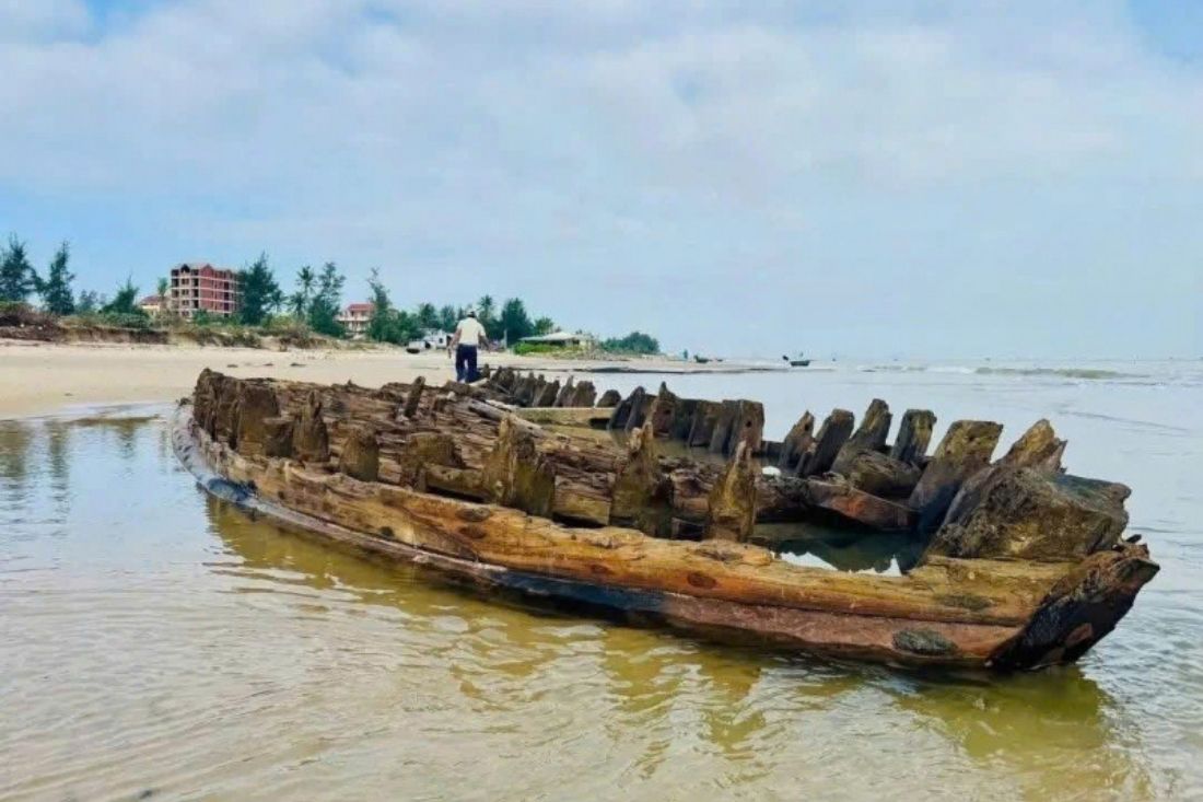 Un navire ancien réapparaît à Hội An après plusieurs mois dabsence