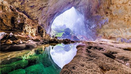 Visiter Son Doong, la plus grande grotte du monde