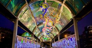 Ha Noi: Espace artistique lumineux du pont piétonnier Tran Nhat Duat 
