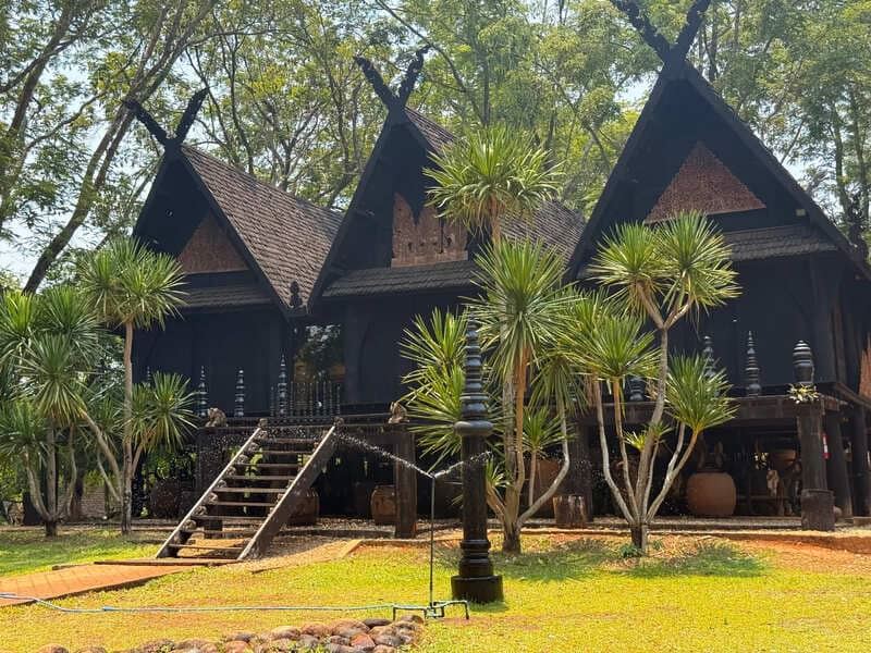 Découvrir le Baan Dam Museum, Maison Noire de Chiang Rai