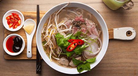 Démêler le vrai du « Phở » : entre histoire, recette et tradition