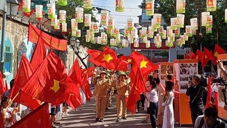 Hanoï enveloppé de rouge pour le 70e Anniversaire de la libération