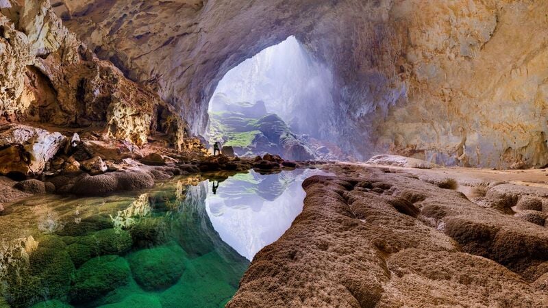 La rivière souterraine dans la grotte de Son Doong
