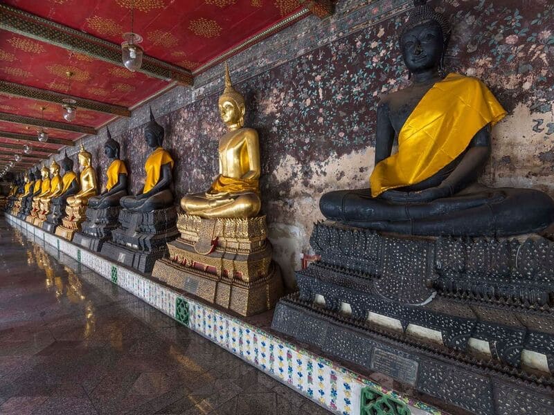 À l''intérieur du Wat Suthat