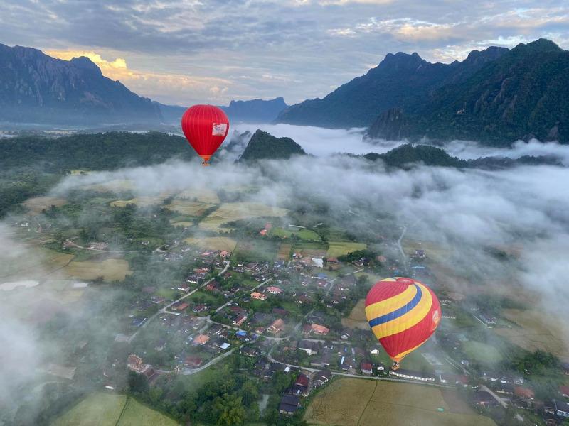 Admirer la beauté de Vang Vieng sur une montgolfière est une expérience à ne pas manquer