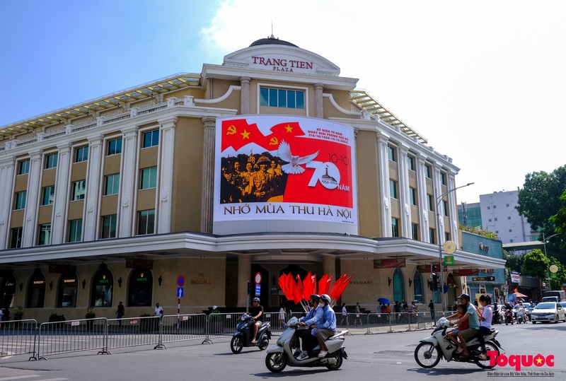 De nombreuses rues de Hanoï sont magnifiquement décorées avec des drapeaux et des banderoles de propagande.