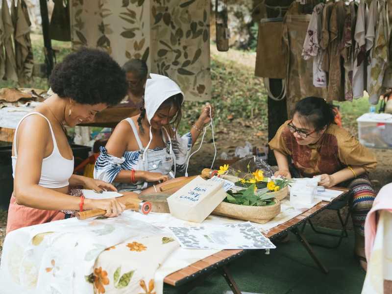 Visiteurs participent aux activités Krabi ReWild