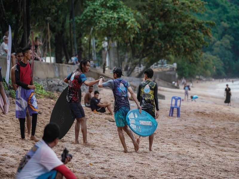 skimboarder thailande