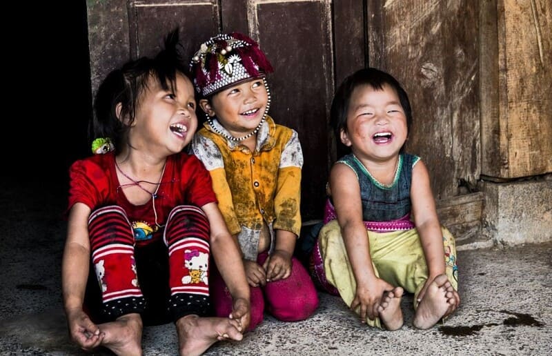 les Laotiens accueillent souvent les invités avec le sourire.