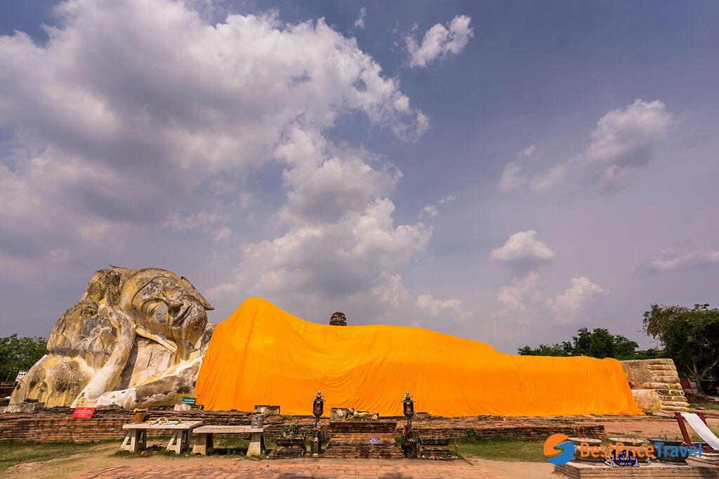 le Wat Lokayasutharam est une très grande statue du Bouddha couché au sol