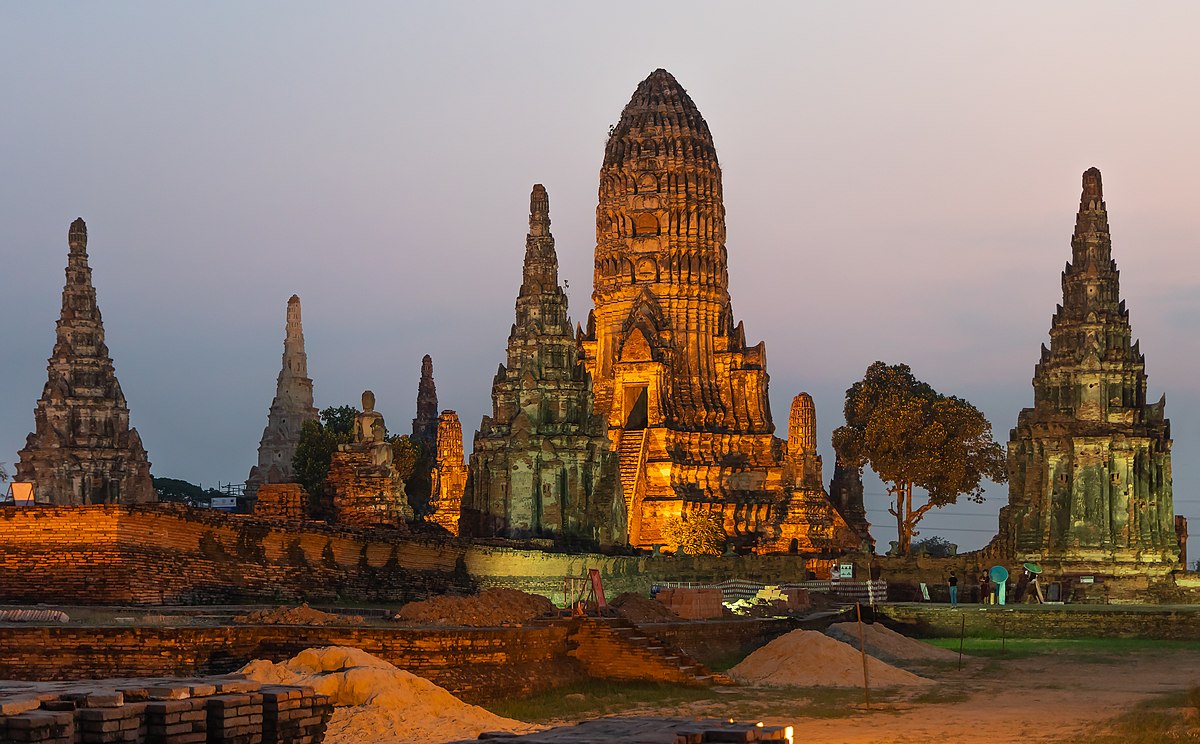 L'' architecture khmère de Wat Chai Watthanaram est disposée en quinconce