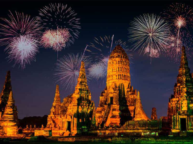 Feux d’artifice au-dessus temple Wat Chaiwatthanaram.