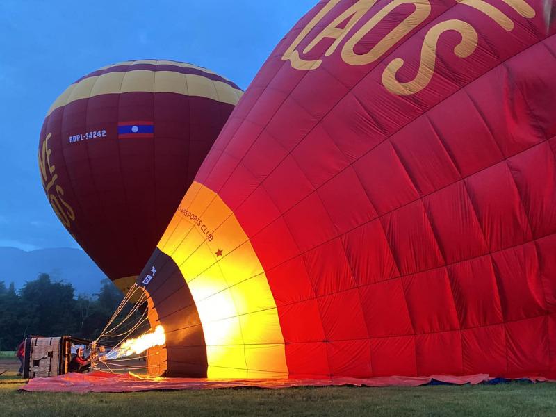 Les techniciens gonflent méticuleusement le ballon en préparation du vol