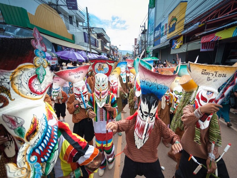 Danse sur la rue de Wat Phon Chai