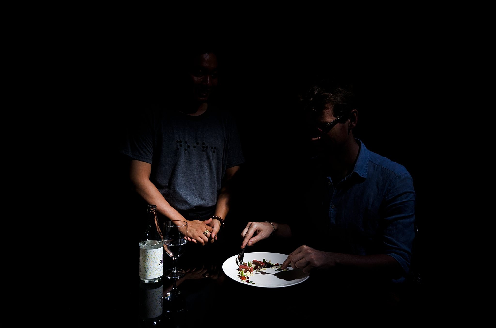 Manger dans l''obscurité à Noir. Dining Saigon