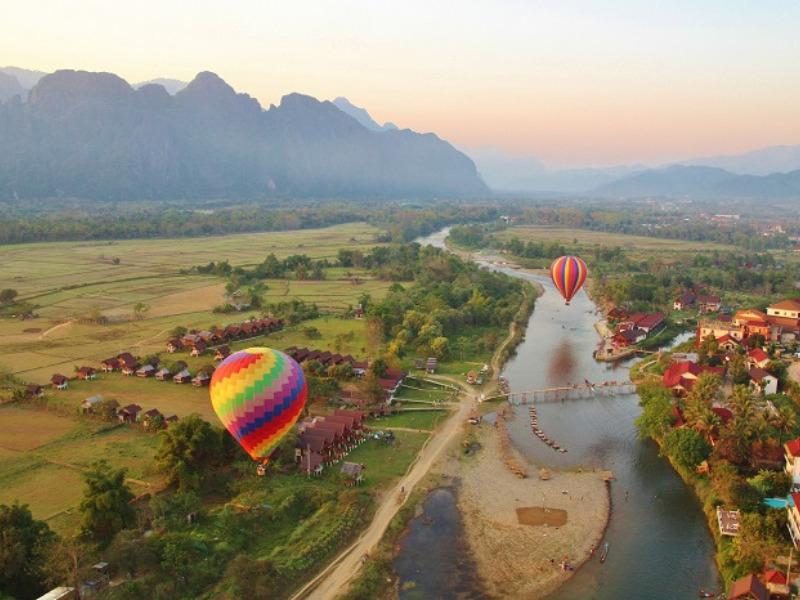 La vue de Vang Vieng d’en haut crée un sentiment de paix et de détente