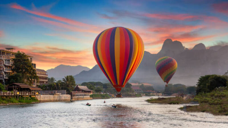 Vue aérienne au lever du soleil en montgolfière au-dessus de Vang Vieng