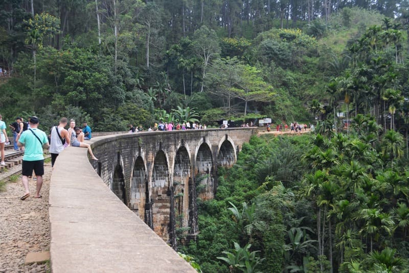 Marcher sur le pont à 9 arches