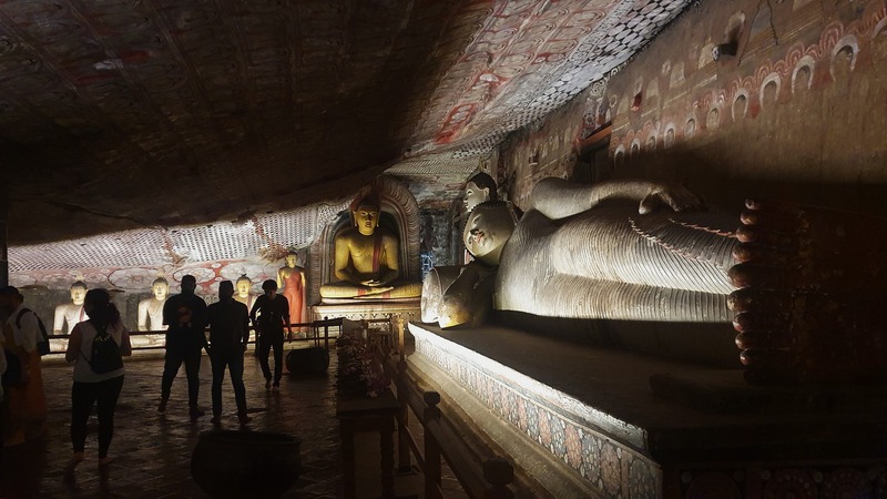 Statue de Bouddha allongée