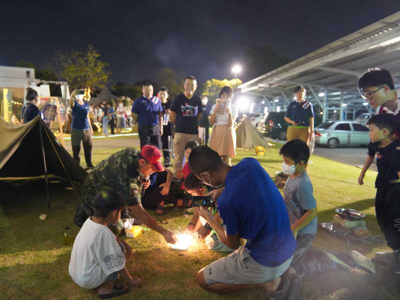 Les participants feu de camp.