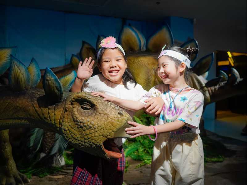 enfants musée des dinosaures.