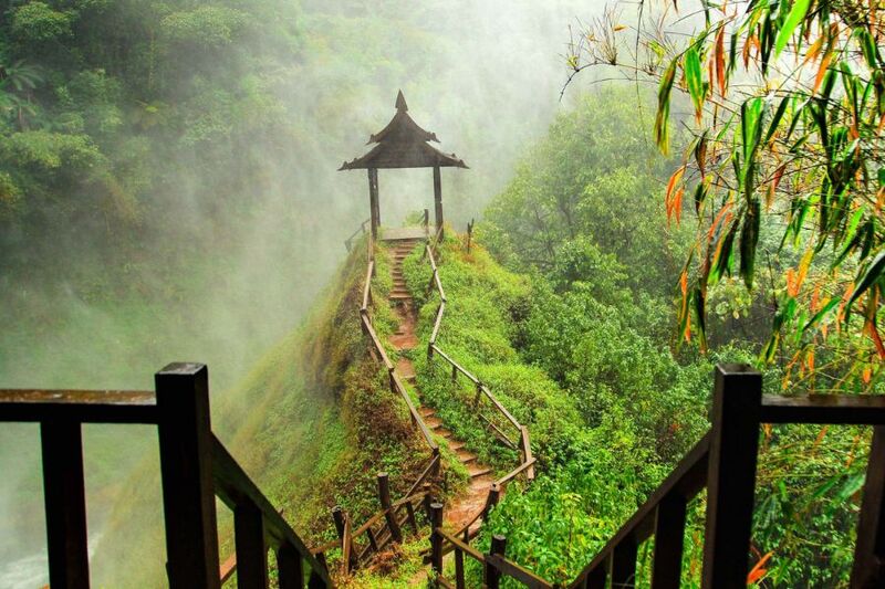 Un point de repos idéal pour les visiteurs aux chutes de Tad Yuang