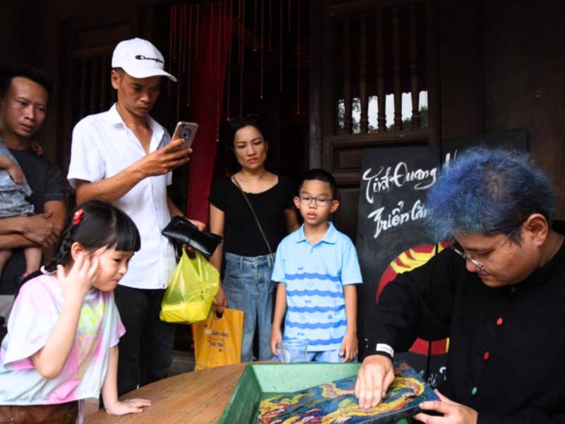 L’artiste visuel PHAM Khac Thang, qui pratique la laque depuis près de 10 ans, réalise sur place des démonstrations de peinture sur laque et explique aux visiteurs les étapes du processus.