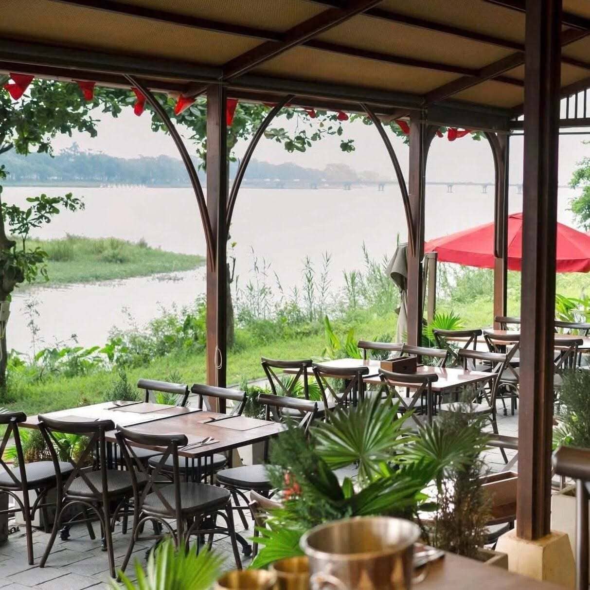 Savourer un café face à la rivière