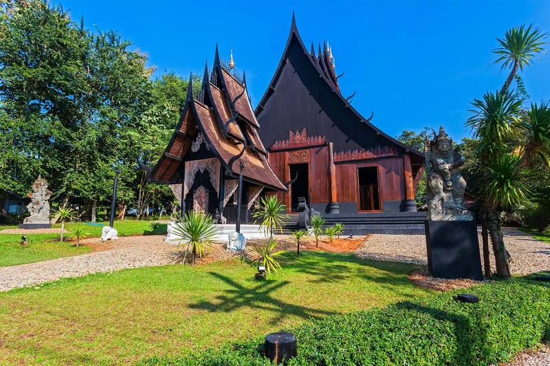 Le centre culturel et religieux « Maison noire », Chiang Rai