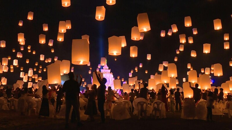 De nombreuses lanternes illuminent le ciel lors du Festival Yi Peng en Thaïlande