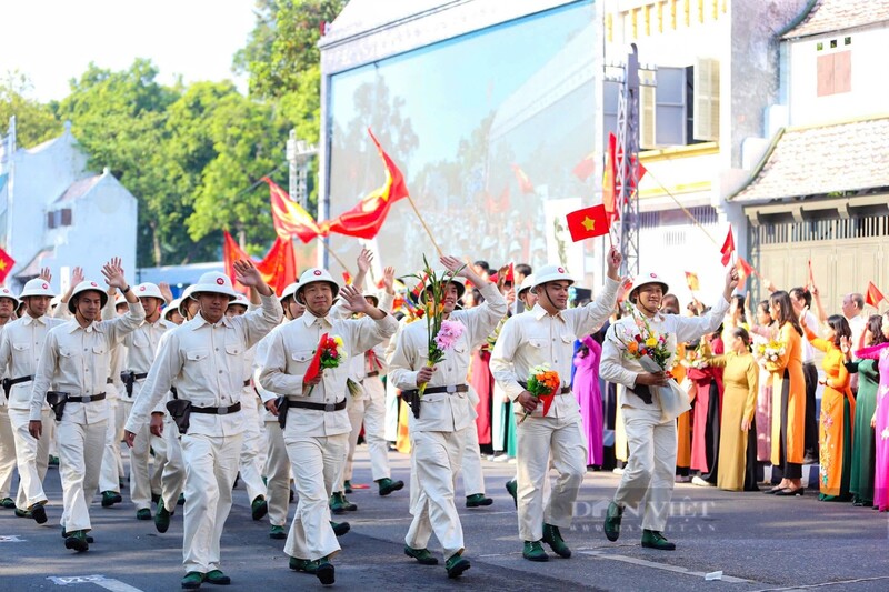 L'atmosphère vibrante du 10 octobre 1954 est recréée avec précision. (Photo: Phuong Anh/Vietnam+)