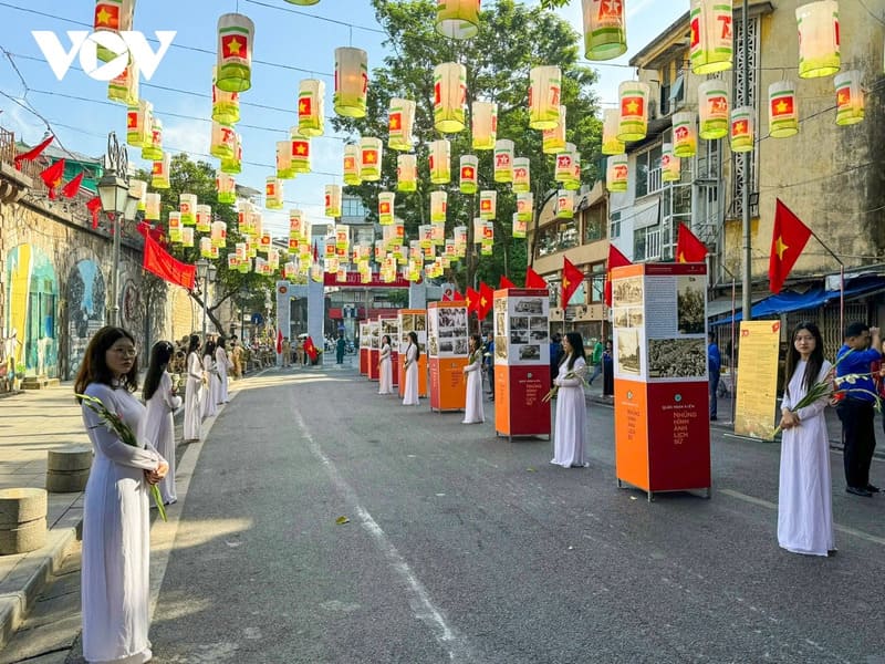 L'exposition "Souvenirs de Hanoï - 70 Ans" se tient dans la rue des fresques de Phung Hung (district de Hoan Kiem, Hanoï)