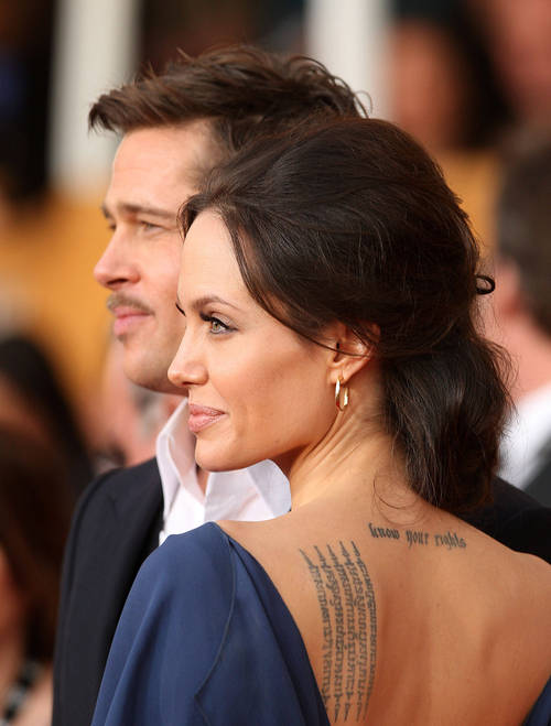 Angelina Jolie avec le tatouage thaïlandais