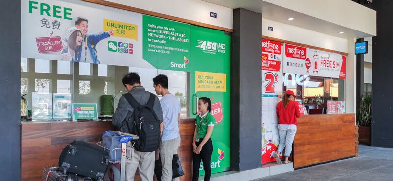 Aéroport du Cambodge Vendant des Cartes SIM