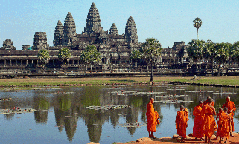 Les moines debout devant Angkor wat