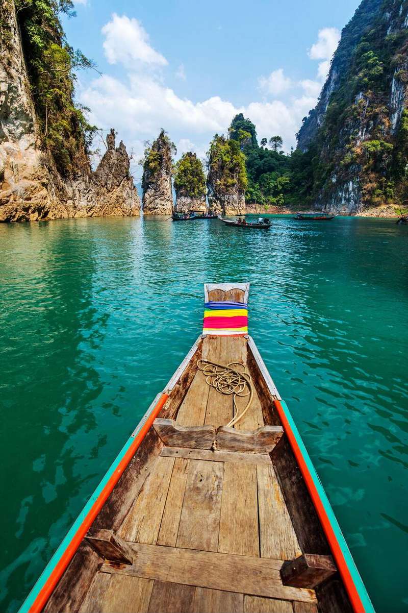 Barque traditionnelle thaïlandaise en bois sur le lac Cheow Lan