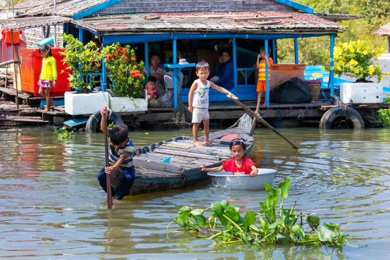 enfants à chhnok tru floating village