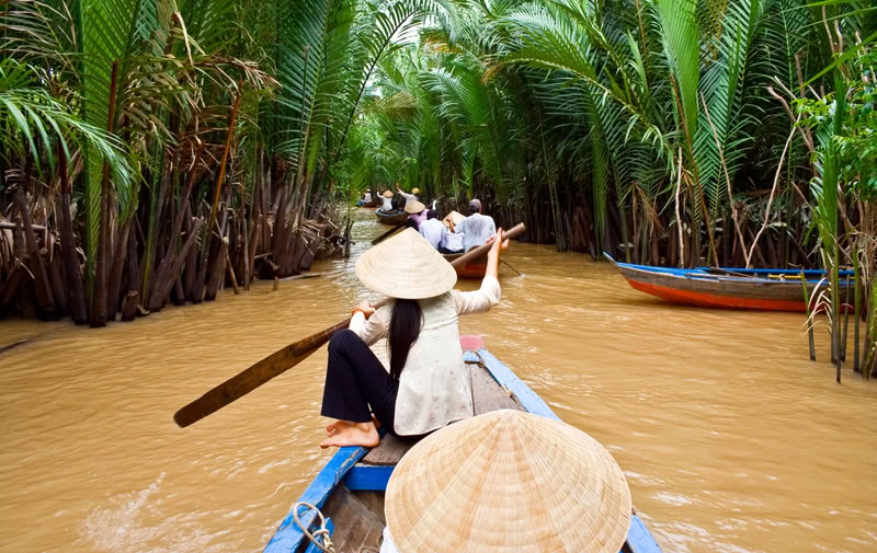 Une excursion en petits bateaux. 