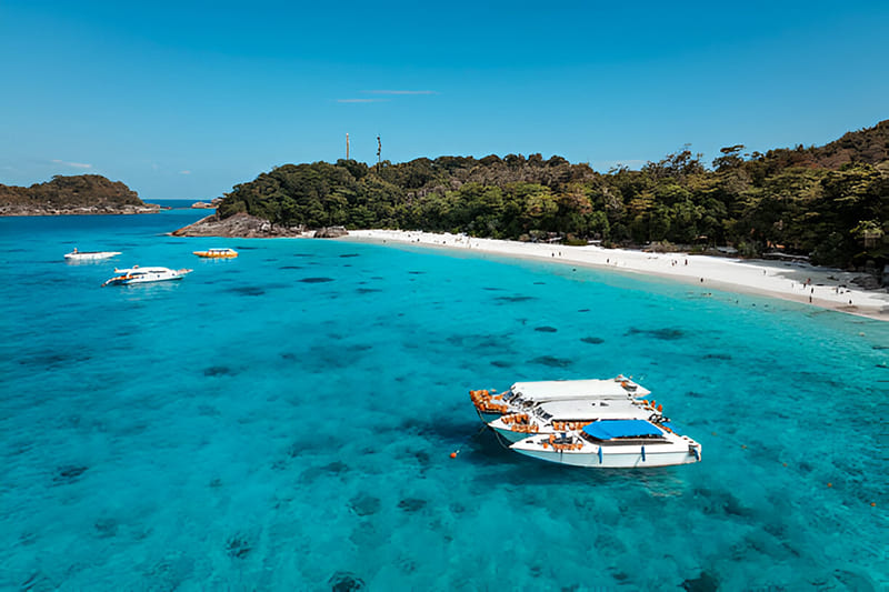 Les bateaux attendent sur la plage de Koh Miang.