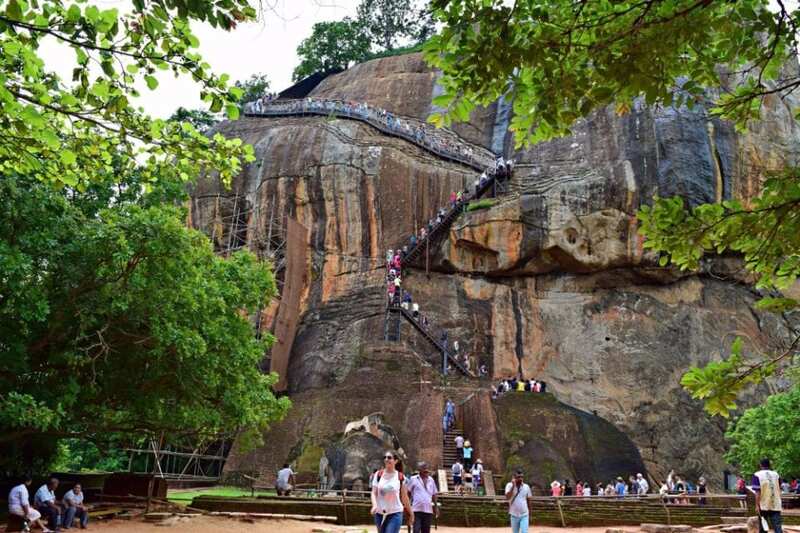 Les escaliers menant au sommet du Rocher du Lion 